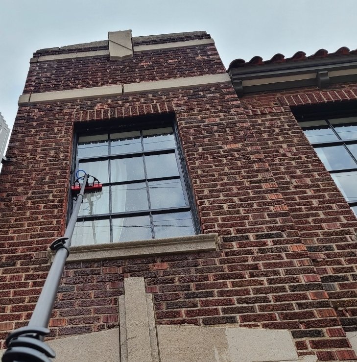 Water-fed window cleaning equipment